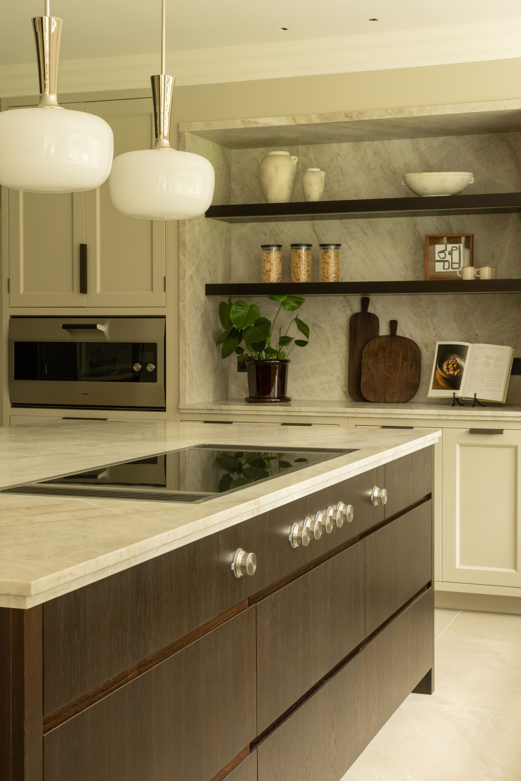 Kitchen island in Taj Mahal quartzite and dark oak with polished pendants